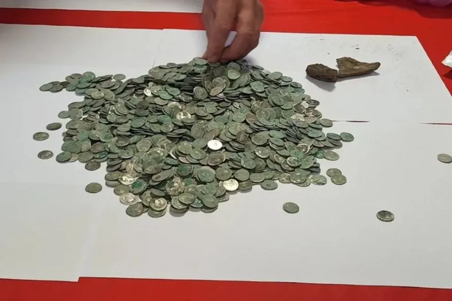 Έπεσε πάνω σε θησαυρό ηλικίας 2.000 ετών κάνοντας την καθημερινή του βόλτα