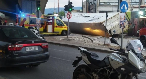 Σοκαριστικό τροχαίο: Νταλίκα έπεσε από γέφυρα της Πέτρου Ράλλη στη λεωφόρο Θηβών