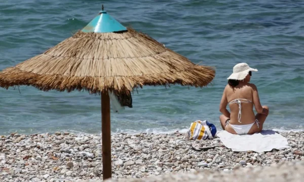 Ανάβυσσος: 5 συλλήψεις για παράνομη κατάληψη παραλίας – Είχαν μετατρέψει καντίνες σε beach bar