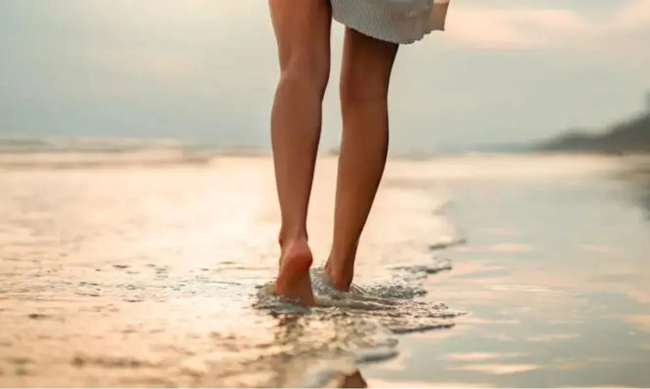 paralia-perpathma(Φωτογραφία: iStock) Σκασμένες φτέρνες: Πώς θα προστατεύσετε τα πόδια σας τώρα που τα πέδιλα βγαίνουν από την ντουλάπα