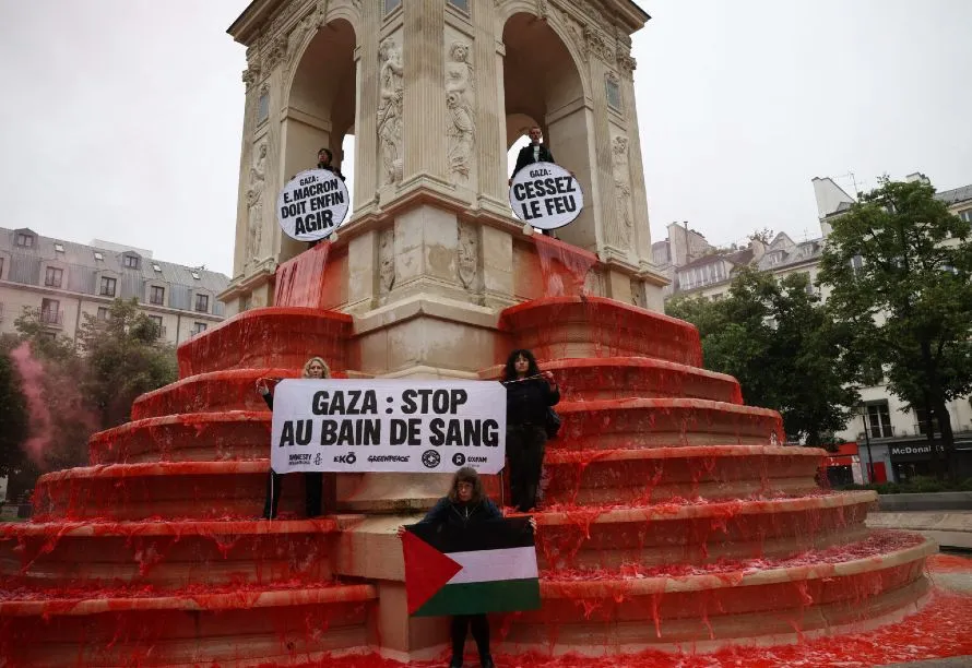 Ακτιβιστές έβαψαν κόκκινο το νερό σε συντριβάνι στο Παρίσι – «Να σταματήσει το λουτρό αίματος στη Γάζα»