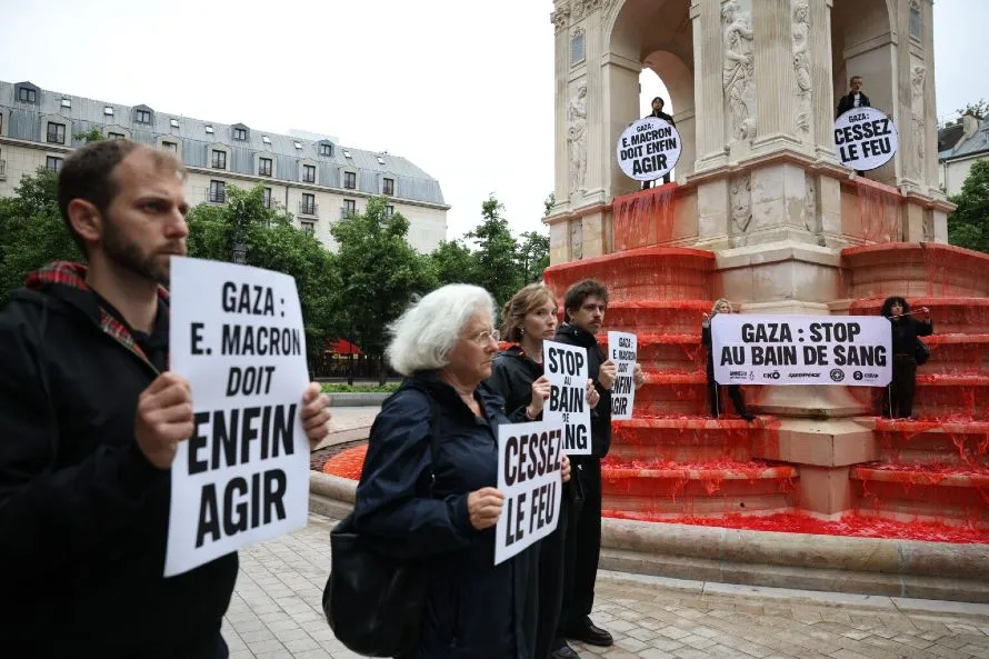 Ακτιβιστές έβαψαν κόκκινο το νερό σε συντριβάνι στο Παρίσι – «Να σταματήσει το λουτρό αίματος στη Γάζα»
