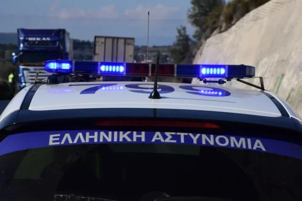 Πανικός στον Βόλο: Άγνωστοι επιτέθηκαν με μαχαίρι σε θαμώνες καταστήματος