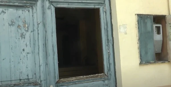Σέρρες: Άγνωστοι έσπασαν την ξύλινη πόρτα στο ιστορικό κτήριο του Ορφέα - video