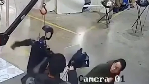 Κίνα: Ρομπότ σε «αμόκ» αρχίζει να επιτίθεται στους χειριστές του – Viral το βίντεο, τρόμος και χιούμορ στα social