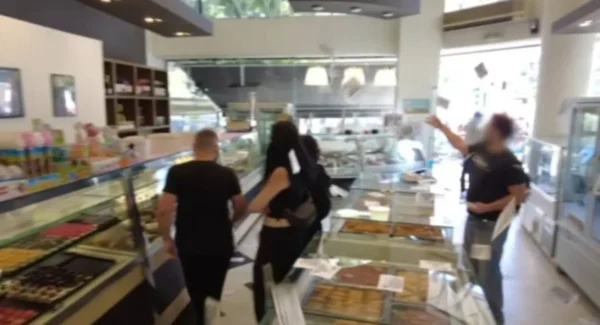 Θεσσαλονίκη: Παρέμβαση Ρουβίκωνα σε ζαχαροπλαστείο