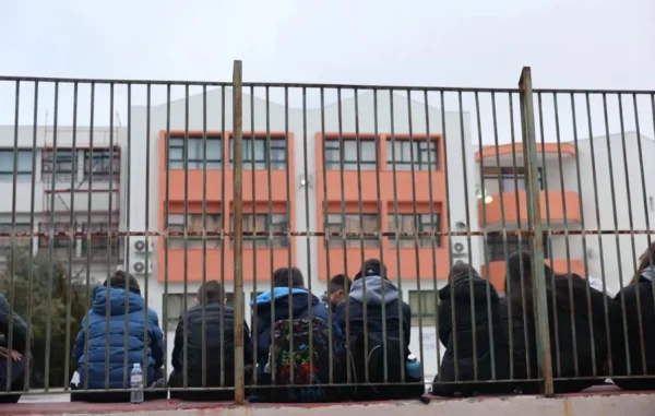 Κοινωνική εργασία αντί της παραδοσιακής αποβολής: Τι θα κάνουν οι μαθητές στο σχολείο όταν θα τιμωρούνται