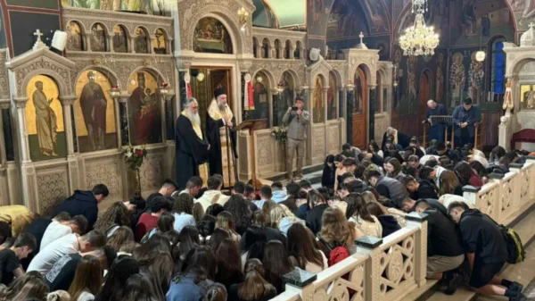 Δεκάδες μαθητές πήραν ευλογημένα στιλό στα Τρίκαλα, συμμετείχαν σε εκκλησιαστική παράκληση