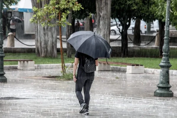 Καιρός: Ισχυρές βροχές και καταιγίδες σήμερα με επίκεντρο την Κρήτη – Ενίσχυση των φαινομένων το Σάββατο σε αρκετές περιοχές