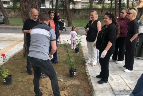 Σέρρες: Εθελοντικός καθαρισμός και φύτευση τριανταφυλλιών στην Πινακοθήκη Κωνσταντίνος Ξενάκης