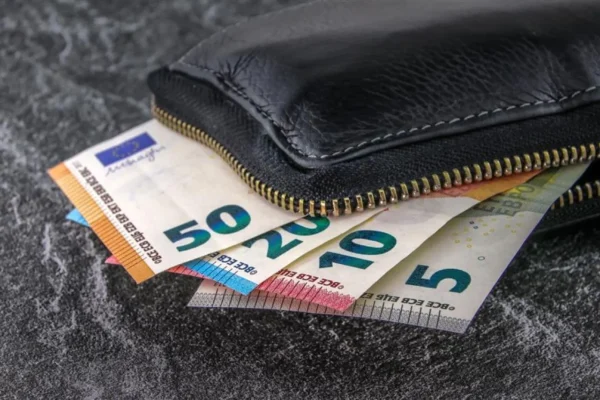 Από αύριο οι αιτήσεις για το επίδομα σε άτομα με προβλήματα ακοής