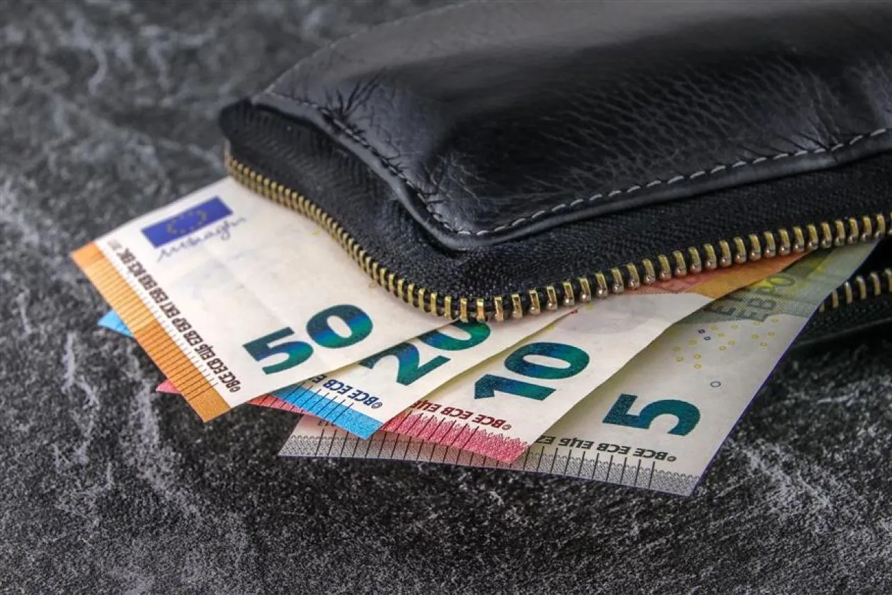 χρήματα Από αύριο οι αιτήσεις για το επίδομα σε άτομα με προβλήματα ακοής