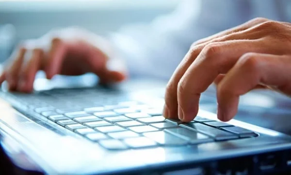 Απάτη με επιδόματα εκατομμυρίων ευρώ: Λογιστής εξαπάτησε 4.000 τσιγγάνους