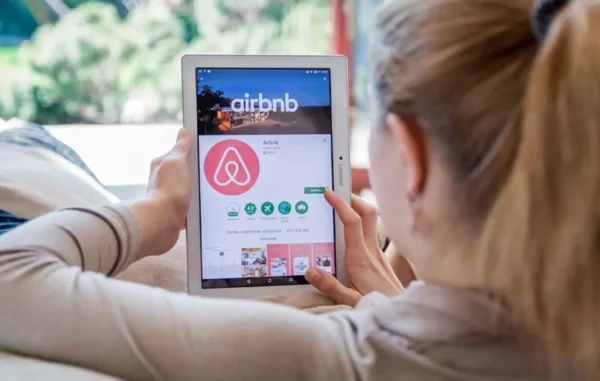 Ποια μέτρα έρχονται να «φρενάρουν» τα Airbnb: Στόχος η επιστροφή διαμερισμάτων στη μακροχρόνια μίσθωση
