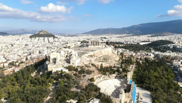 Περιήγηση στον «ιερό βράχο» των Αθηναίων - video