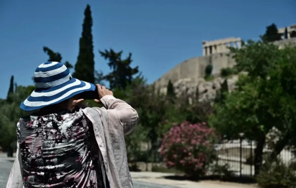 Με 39άρια «έκανε ποδαρικό» ο καύσωνας – Ποιες περιοχές θα «λιώσουν» την Πέμπτη