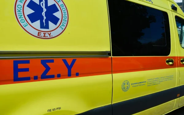 Αυτοκίνητο έπεσε σε γκρεμό στα Λιμανάκια Βουλιαγμένης