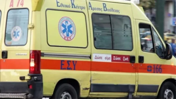 Τροχαίο με εγκατάλειψη στη Χαλκίδα - ΙΧ παρέσυρε μηχανάκι με ηλικιωμένο οδηγό