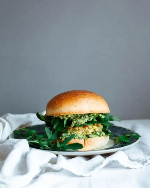 Vegetarian burger με μπιφτέκι από αρακά και φασόλια