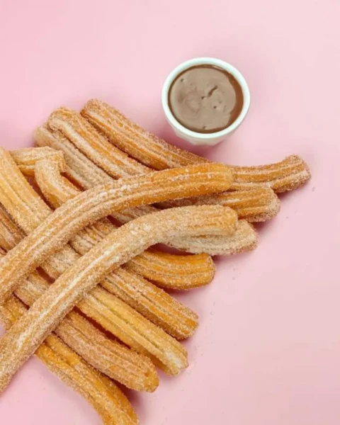 Ισπανικά churros με σάλτσα σοκολάτας