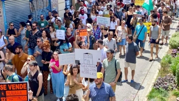 «Οι διακοπές σας, το βάσανό μου»: Χιλιάδες κάτοικοι πόλεων της νότιας Ευρώπης ξανά στους δρόμους κατά του υπερτουρισμού