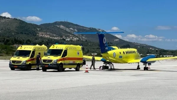 Μυτιλήνη: Γιατρός του ΠΝ από την Αθήνα πέταξε σε Σαντορίνη και Μυτιλήνη με αεροπλάνο του ΕΚΑΒ για να σώσει δυο ζωές