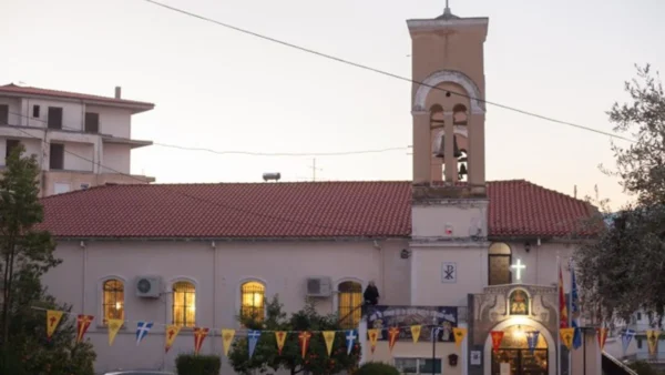 Νεαρός εισέβαλε βρίζοντας σε εκκλησία στη Λαμία γιατί τον ξύπνησαν οι καμπάνες