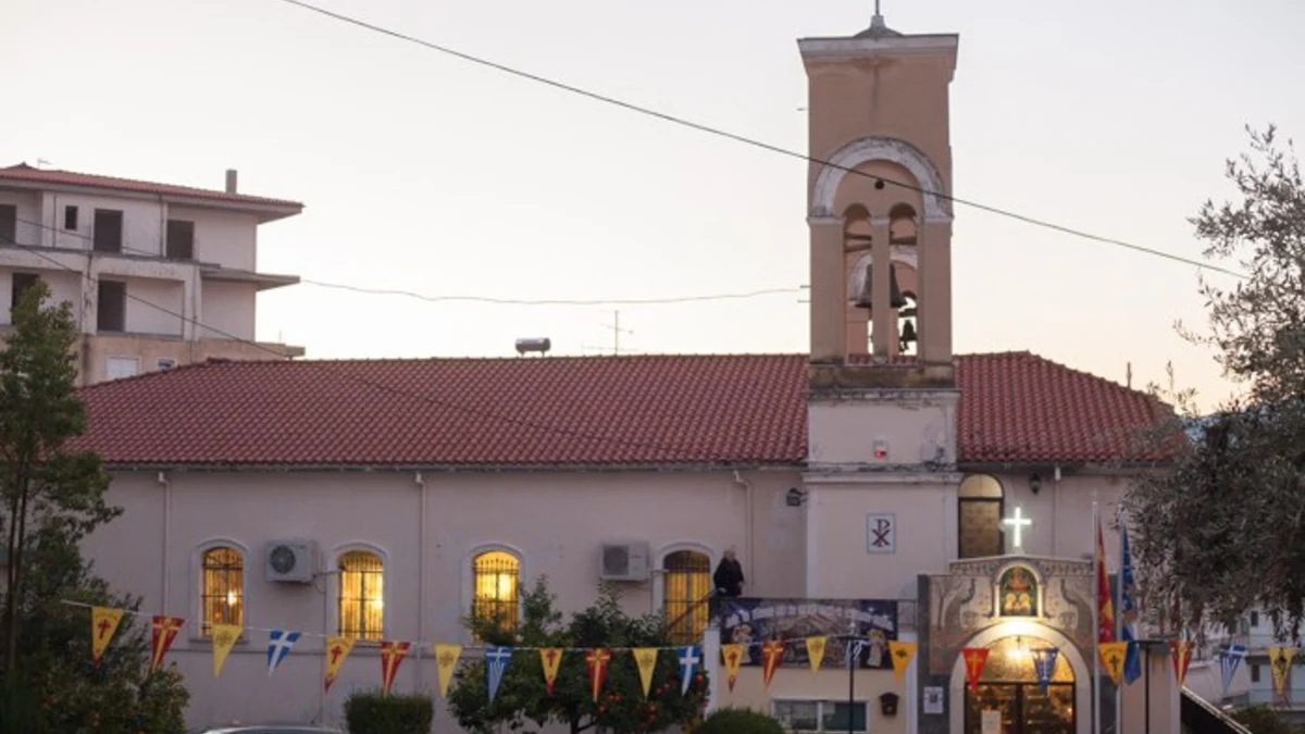 Νεαρός εισέβαλε βρίζοντας σε εκκλησία στη Λαμία γιατί τον ξύπνησαν οι καμπάνες