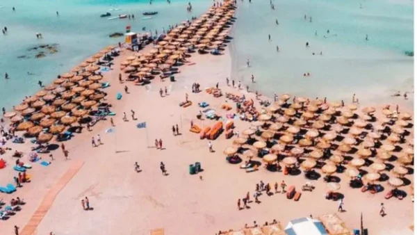Αστυνομικοί στo Ελαφονήσι Κρήτης ντύθηκαν… τουρίστες συλλαμβάνοντας τους «κράχτες» παρκαδόρους