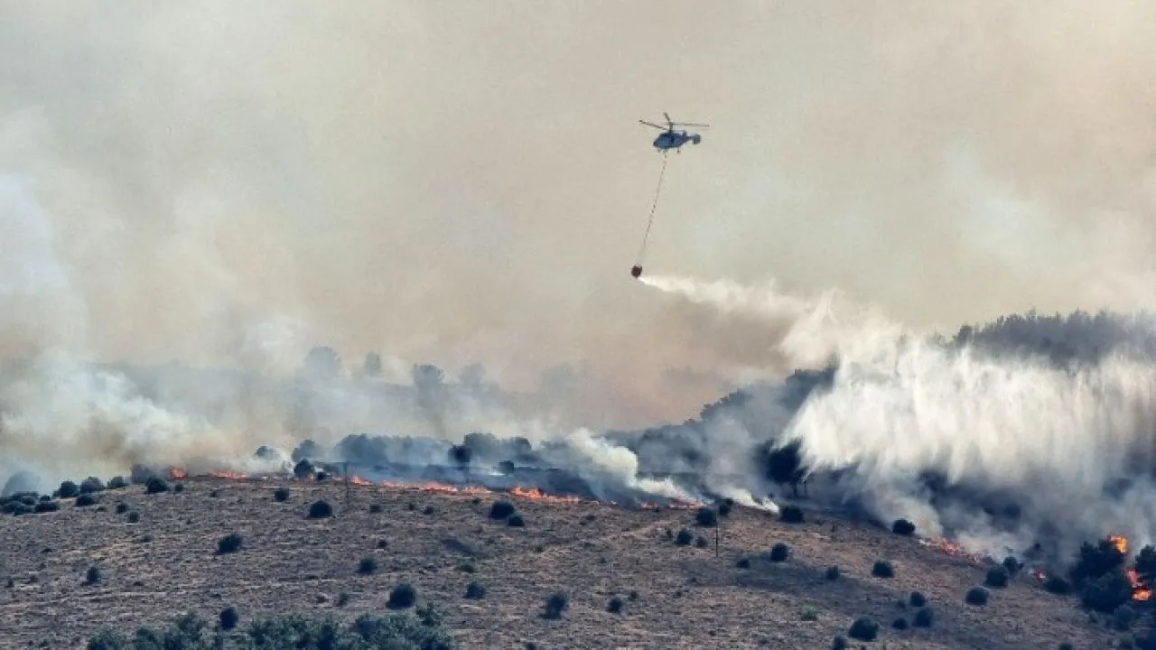 Ενισχύθηκαν οι πυροσβεστικές δυνάμεις στις τρεις εστίες πυρκαγιάς στη Χίο - Κλιμάκιο της ΔΑΕΕ μεταβαίνει στο νησί - Διαδοχικά μηνύματα του 112