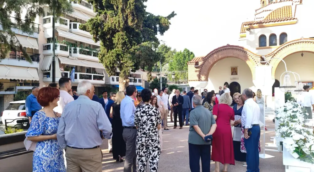 Γάμος στις Σέρρες: Ο Δάνης Καραβασίλης και η Χριστίνα Τσίπου ανέβηκαν τα σκαλιά της εκκλησίας