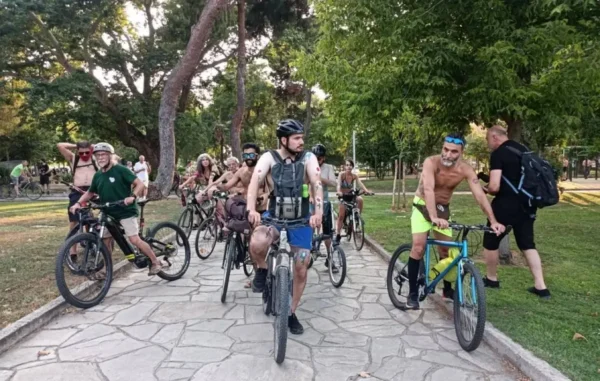 Γυμνοί ποδηλάτες ξεχύθηκαν στους δρόμους της Θεσσαλονίκης – Ξεκίνησε η 18η Διεθνής Γυμνή Ποδηλατοδρομία
