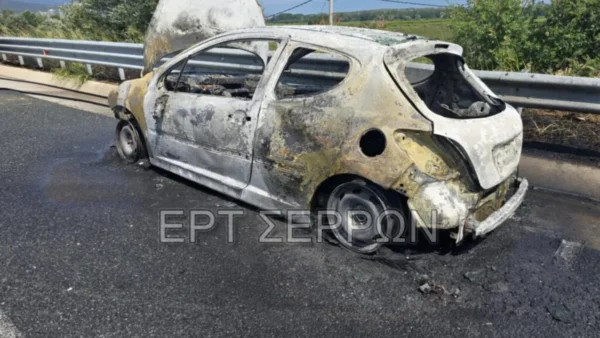 Σέρρες: Αυτοκίνητο κάηκε ολοσχερώς στην Ε.Ο. Σερρών-Θεσσαλονίκης στο ύψος του Στρυμονικού - video