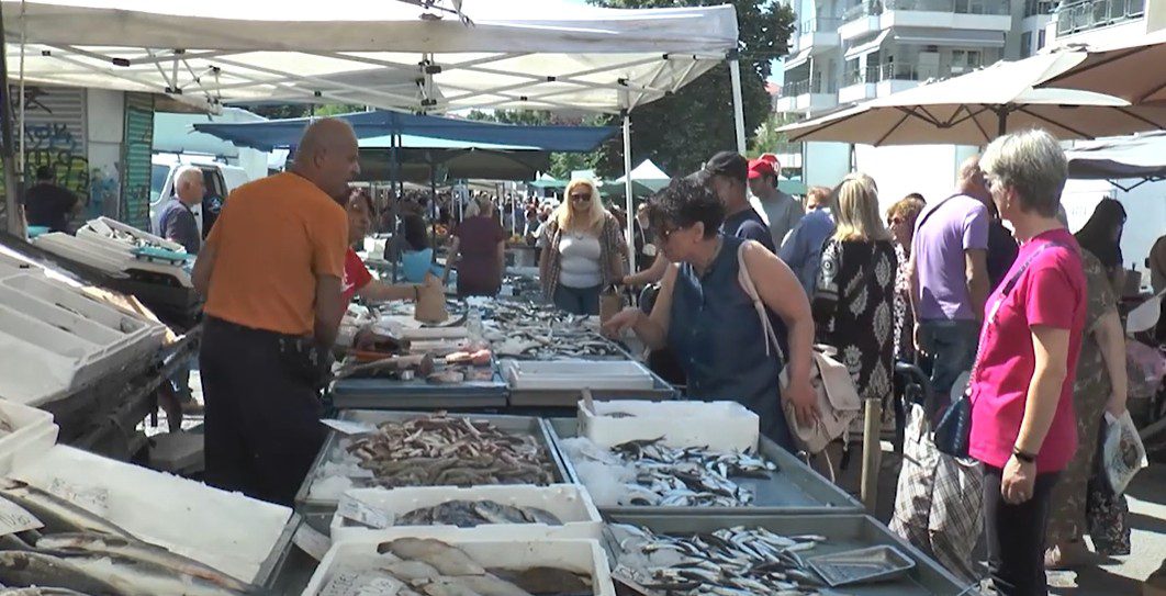 Ανεβαίνει το κασέ της σαρδέλας: Πάνω από 9 ευρώ το κιλό στη Λαϊκή - video