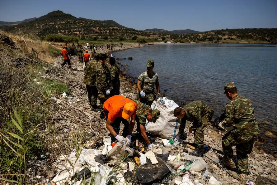 Εξίμισι τόνοι σκουπιδιών συγκεντρώθηκαν από τις ακτές της Λέσβου