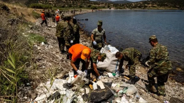 Εξίμισι τόνοι σκουπιδιών συγκεντρώθηκαν από τις ακτές της Λέσβου