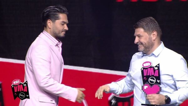 MAD VMA 2025: Oι Melisses παρέλαβαν το βραβείο τους από τον Νίκο Χαρδαλιά
