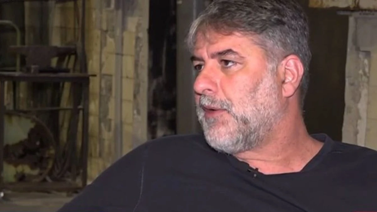 Β. Μπισμπίκης: «Είμαι το ίδιο "καψούρης" και ερωτευμένος - Μου λείπει και... ξαφνιάζομαι κάθε φορά που τη βλέπω»