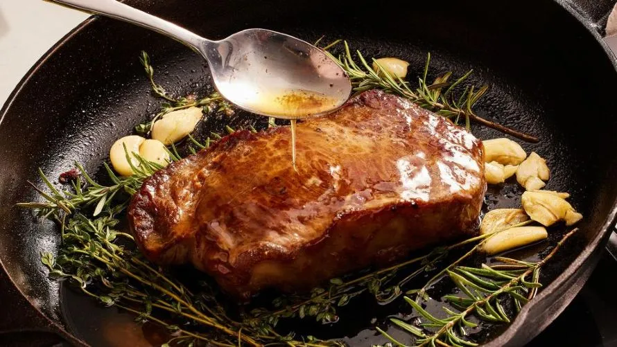 Μοσχαρίσια κόντρα μπριζόλα στο τηγάνι (strip loin steak)