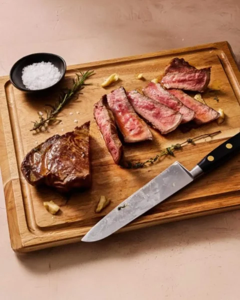 Μοσχαρίσια κόντρα μπριζόλα στο τηγάνι (strip loin steak)