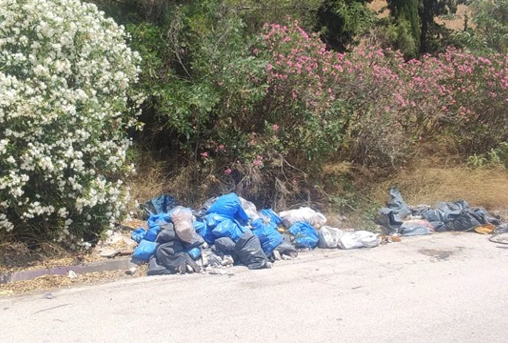 Πετούσαν στερεά απόβλητα και οικοδομικά μπάζα στην άκρη του δρόμου