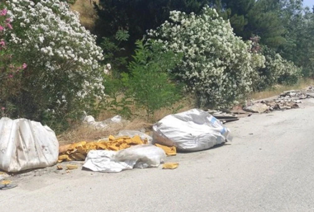 Πετούσαν στερεά απόβλητα και οικοδομικά μπάζα στην άκρη του δρόμου
