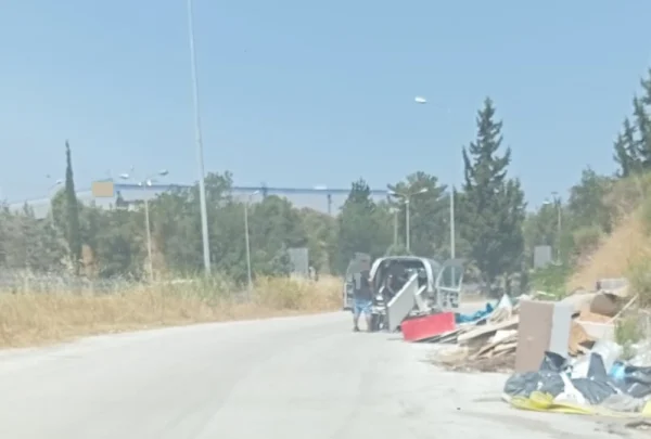 Πετούσαν στερεά απόβλητα και οικοδομικά μπάζα στην άκρη του δρόμου