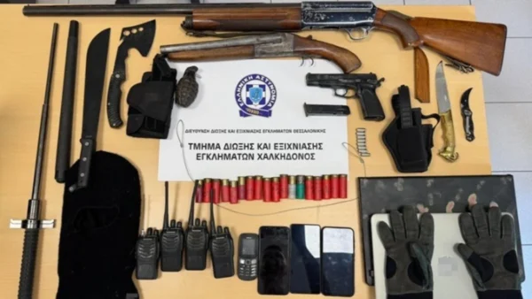 Θεσσαλονίκη: Συνέλαβαν φυγόποινο και έπεσαν πάνω σε οπλοστάσιο