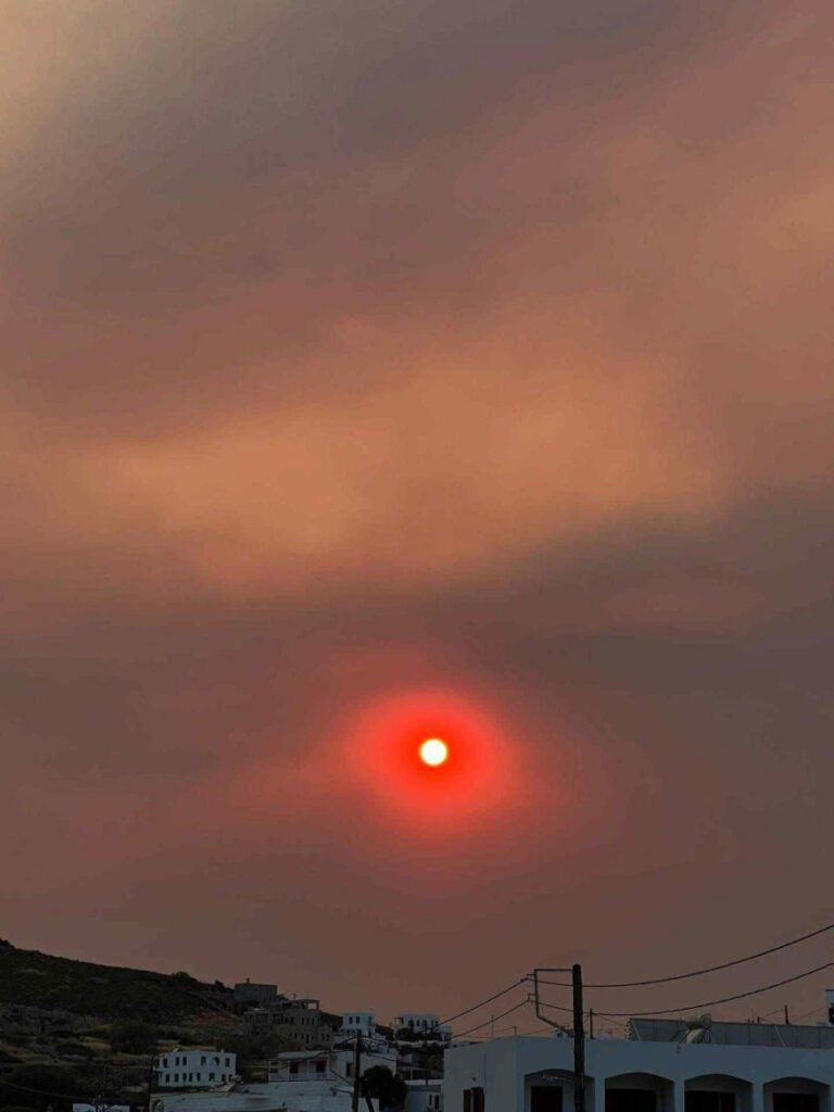 Ο Υπουργός Περιβάλλοντος και Πολεοδομίας της Τουρκίας Μουράτ Κουρούμ δήλωσε ότι στις δασικές πυρκαγιές που εκδηλώθηκαν στο Μπιλετσίκ, σε 3 χωριά καταστράφηκαν 23 σπίτια και συνολικά 47 μονάδες, ενώ 41 σπίτια και 25 στάβλοι ή αποθήκες υπέστησαν σοβαρές ζημιές. Στη Σμύρνη, οι ισχυροί άνεμοι επέκτειναν τη φωτιά μέχρι το Οτοκέντ Γκαλεριτζίλερ Σίτεσι στην περιοχή Μπούτσα. Στο Μεντερές, οι κάτοικοι πέντε συνοικιών που απειλήθηκαν από τις φλόγες αναγκάστηκαν να εγκαταλείψουν τα σπίτια τους.