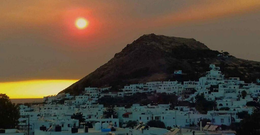 Ο Υπουργός Περιβάλλοντος και Πολεοδομίας της Τουρκίας Μουράτ Κουρούμ δήλωσε ότι στις δασικές πυρκαγιές που εκδηλώθηκαν στο Μπιλετσίκ, σε 3 χωριά καταστράφηκαν 23 σπίτια και συνολικά 47 μονάδες, ενώ 41 σπίτια και 25 στάβλοι ή αποθήκες υπέστησαν σοβαρές ζημιές. Στη Σμύρνη, οι ισχυροί άνεμοι επέκτειναν τη φωτιά μέχρι το Οτοκέντ Γκαλεριτζίλερ Σίτεσι στην περιοχή Μπούτσα. Στο Μεντερές, οι κάτοικοι πέντε συνοικιών που απειλήθηκαν από τις φλόγες αναγκάστηκαν να εγκαταλείψουν τα σπίτια τους.
