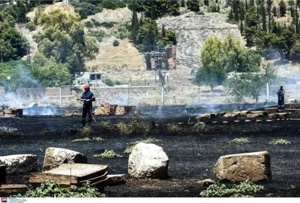 Άργος: Πυρκαγιά έξω από τον αρχαιολογικό χώρο της Αρχαίας Αγοράς (φωτο)