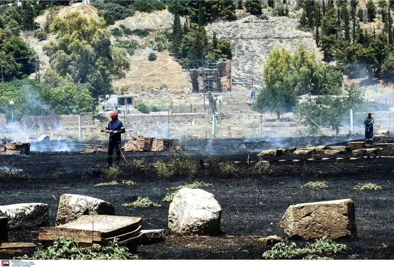 Άργος: Πυρκαγιά έξω από τον αρχαιολογικό χώρο της Αρχαίας Αγοράς (φωτο)