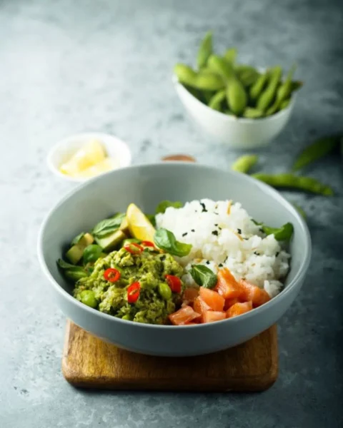 Poke bowl με σολομό