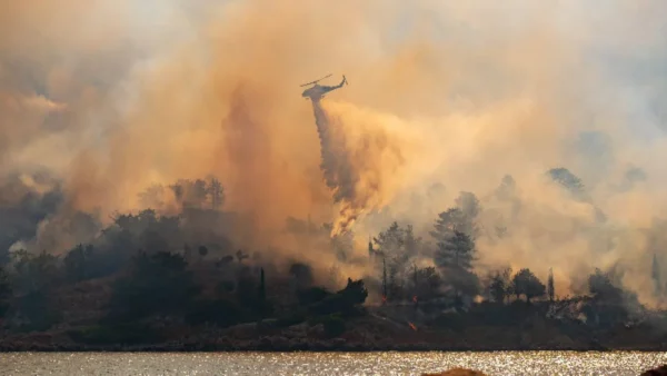 Μάχες με τις φλόγες για τρίτη ημέρα στη Χίο
